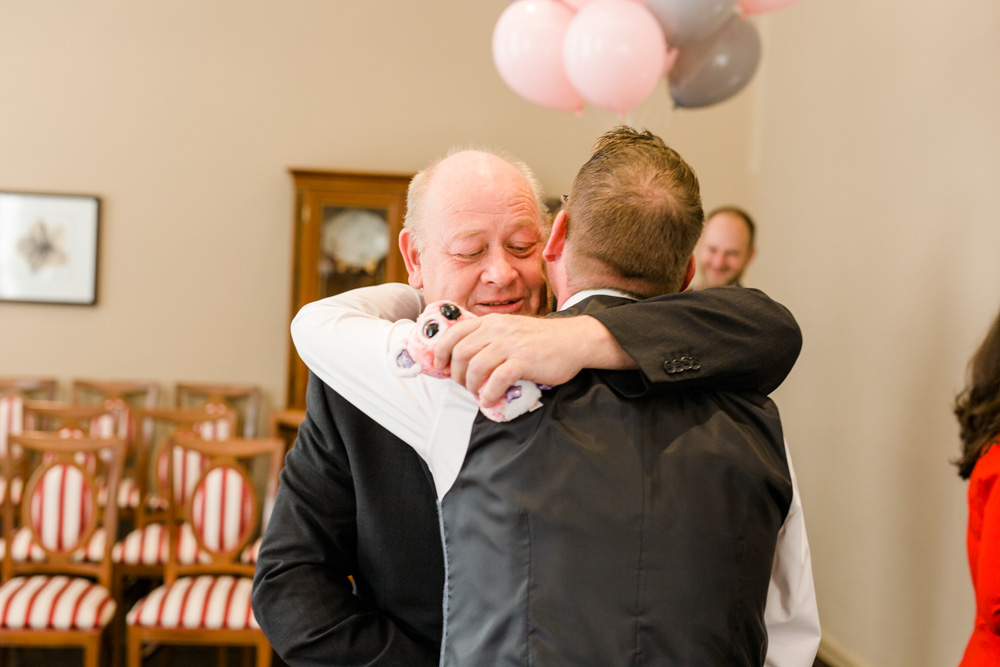 Ehe fuer alle: Mike und Alexandru im Standesamt Harburg
